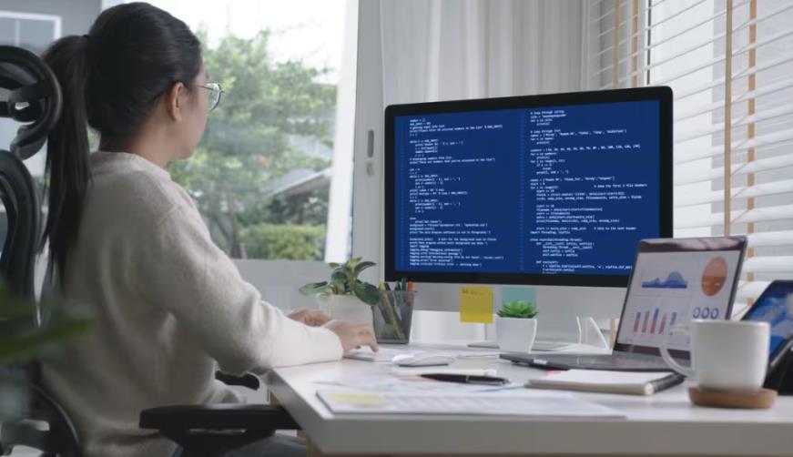 西宁软件开发公司实战建议:网站赋能,为何必须接入支持机器人?